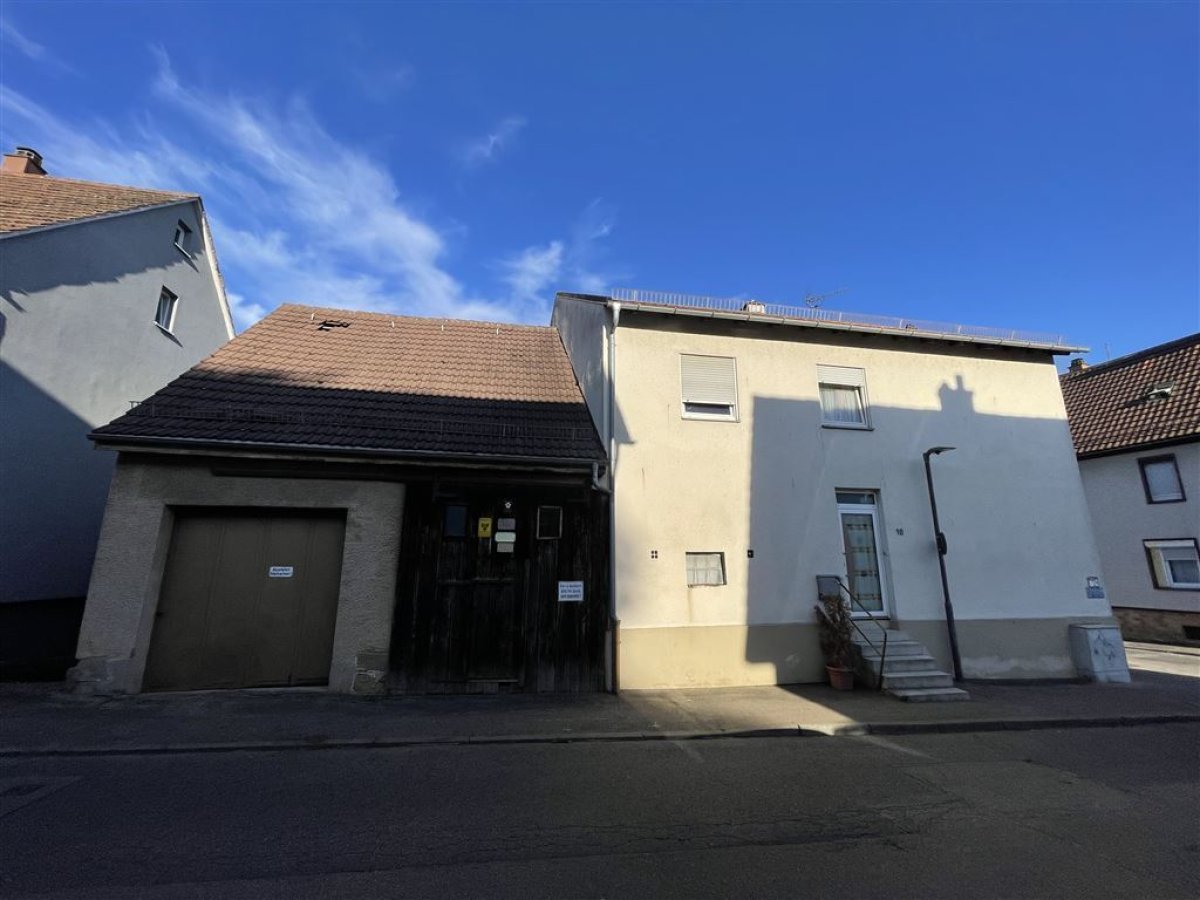 Außenansicht Mit Scheune Und Garage